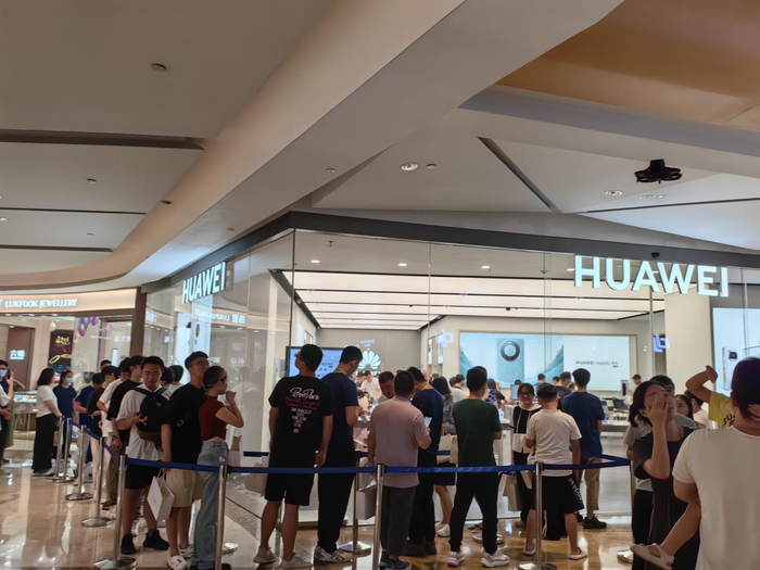 排队取机的市民络绎不绝（记者 胡津玮摄）