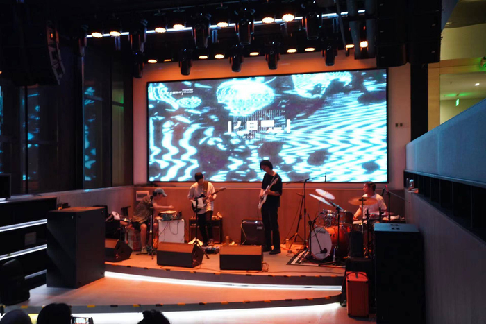 “但是”演出现场，声音博物馆，2023，图片由厂牌提供。