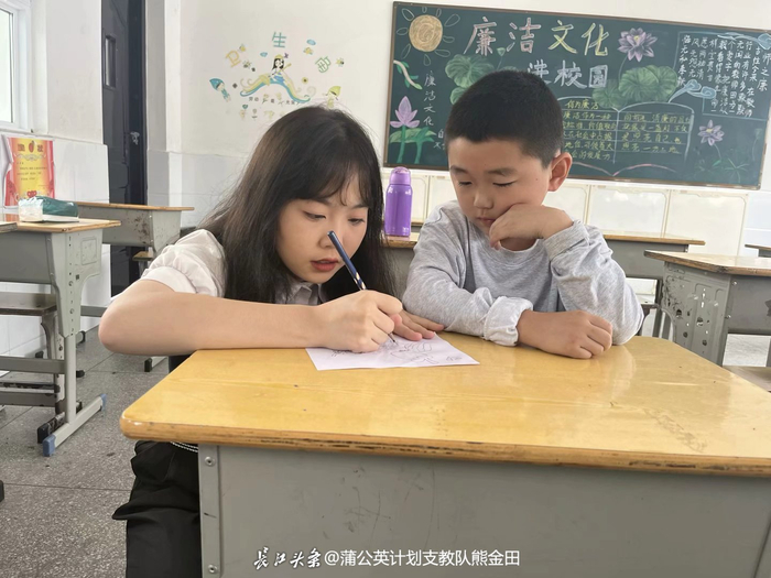 ▲湖北第二师范学院“蒲公英计划”支教队队员指导小朋友绘画。长江头条用户@蒲公英计划支教队熊金田 供图