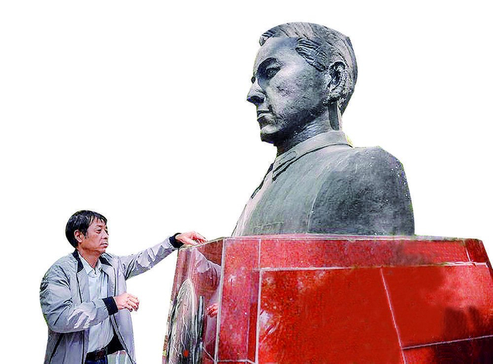     魏映祥正在    清理陵墓
