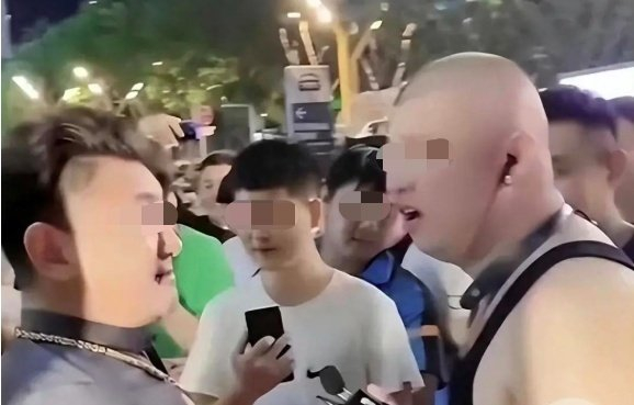 二驴与对方“对峙”。直播截图