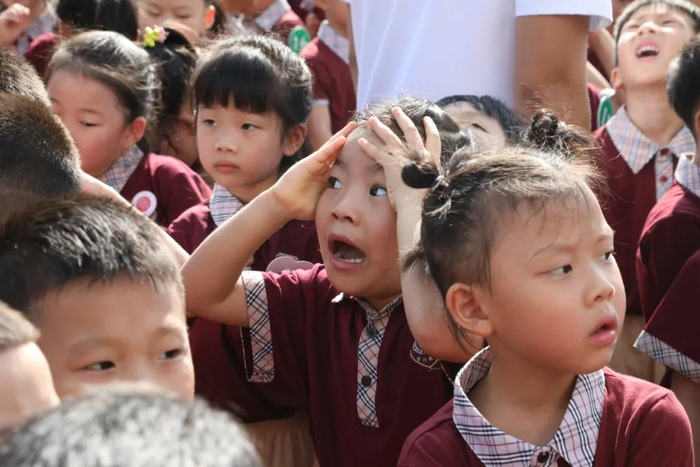 ▲群贤小学开学典礼上，孩子惊讶的表情分分钟成了表情包。图/赵梓
