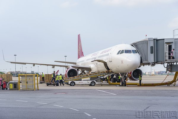吉祥航空空客A321飞机于虹桥机场执行过站勤务（本文图片均由吉祥航空提供）