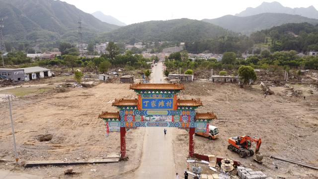 9月1日，灾后的丁家滩村正在清淤重建。新京报记者 周怀宗 摄