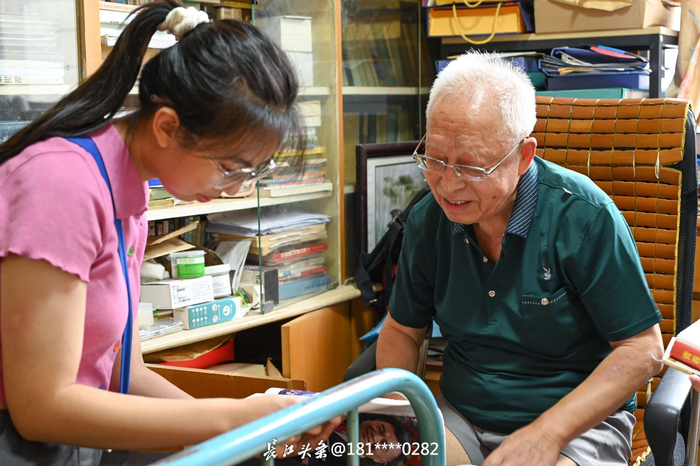 ▲东南大学“青声苏语”实践团成员（左）与修筑南京市共青团路的最初倡议者董克信进行访谈交流。长江头条用户@桂泽堃 供图