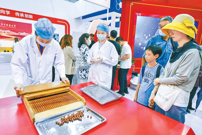 　　老字号同仁堂现场展示安宫牛黄丸的制作技艺。 本报记者 邓伟摄