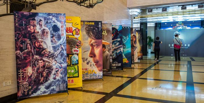 7月26日，上海一家影院内的一长排电影海报。图/视觉中国
