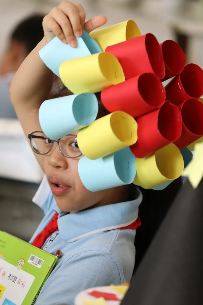 ▲金凤小学开学现场造型独特的学生。图/吴长赋