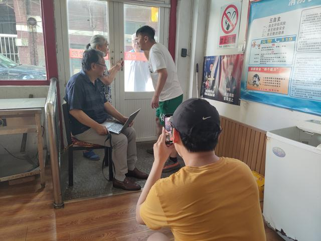 陈卓和朋友正在帮老人们拍视频。新京报记者 郭懿萌 摄