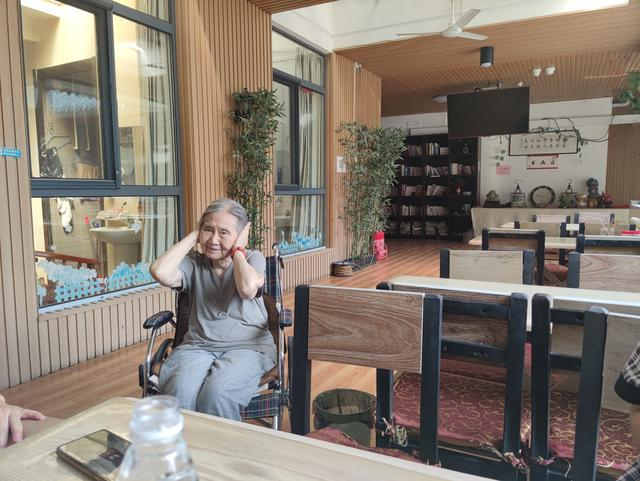 陈维真唱歌的时候，余幽芳假装声音太大了，歪着头捂起耳朵笑话他。新京报记者 郭懿萌 摄