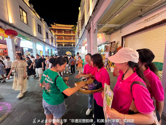 ▲暨南大学社会实践团成员走上街头向路人宣传大吴泥塑。长江头条用户@暨南大学“非遗泥塑韵律，和美乡村华章”实践团 供图