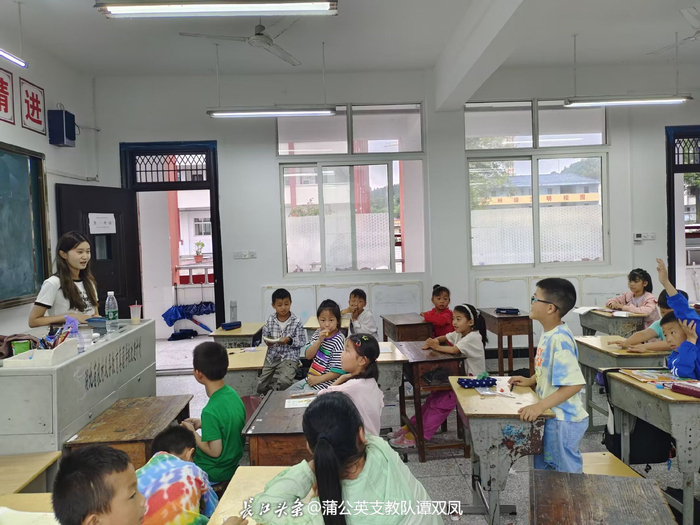 ▲湖北第二师范学院“蒲公英计划”支教队成员在乡村小学支教。长江头条用户@蒲公英支教队谭双凤 供图