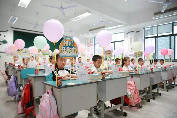 纪昀朵所在班级在等待开启开学第一课。（叶艳景 摄）