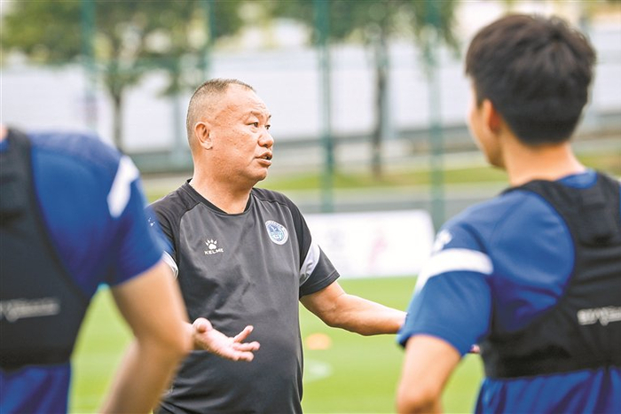 深圳青年人队主教练张军（左）。 深圳晚报记者 林炜航 摄