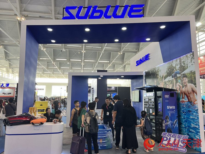 深之蓝展台工作人员向观众介绍此次参展展品。人民网记者 孙翼飞摄