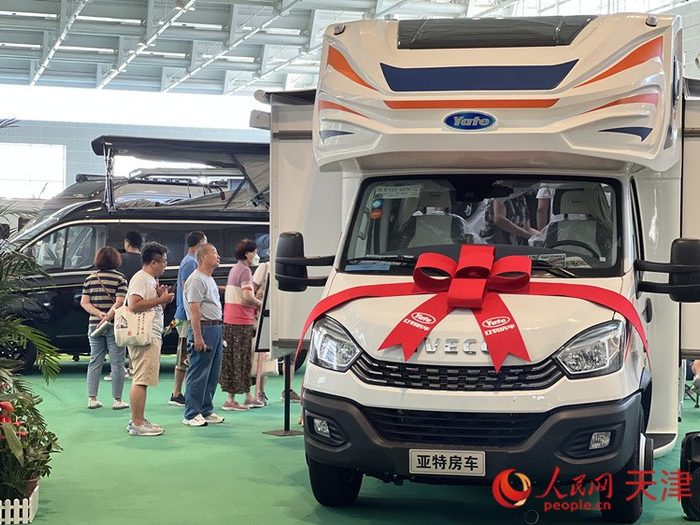 旅游装备展区的房车吸引观众排队体验。人民网记者 孙翼飞摄