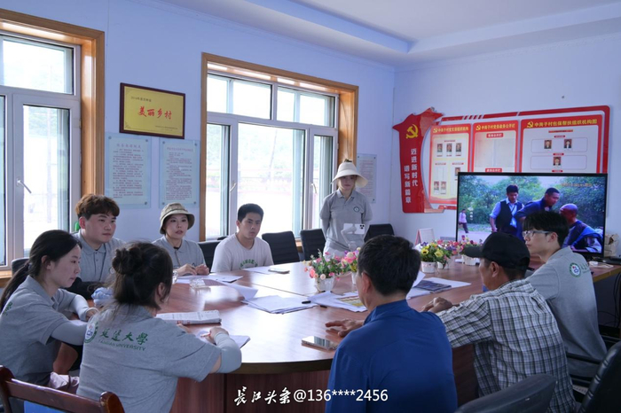▲延边大学融合学院社会实践团成员参与实践调研座谈会。长江头条用户@小杨同学 供图