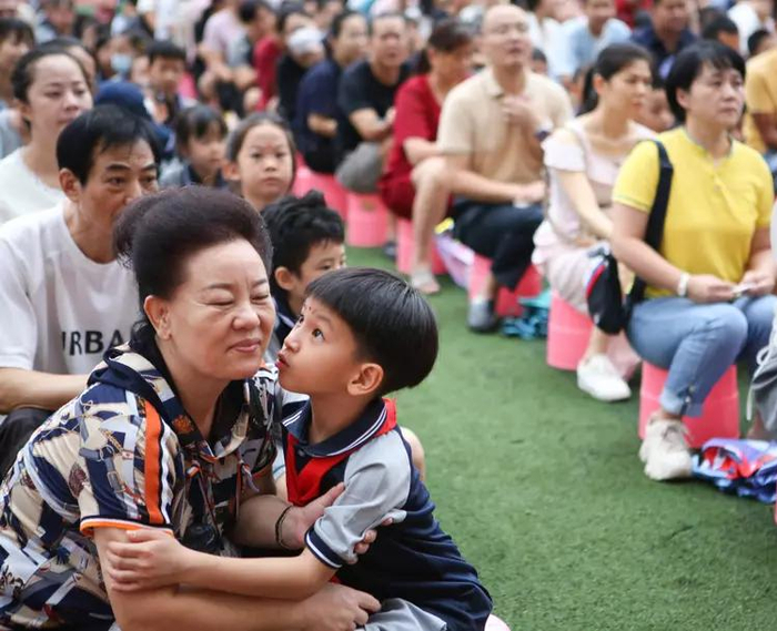 海口市玉沙实验学校一年级新生和家长在“开笔礼”仪式活动现场。新华社记者樊雨晴 摄