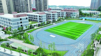 九月二日上午，南京市燕子矶中学迈皋桥校区正式启用． 学校供图