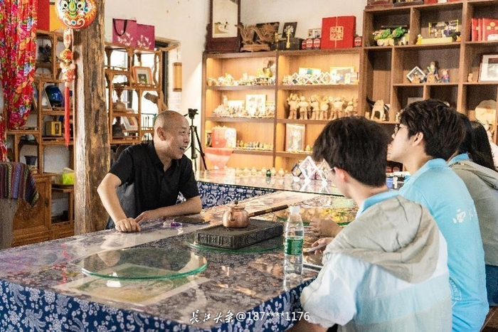 ▲西北大学“峪见·非遗”暑期实践队调研“鱼化泥叫叫”非遗工坊。长江头条用户@田璐欣 供图