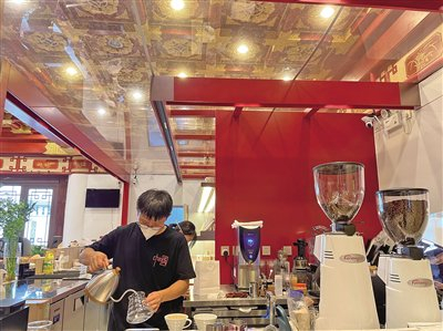 拥抱年轻消费群体的内联升跨界开咖啡馆，大内·宫保咖啡首店“氛围感”十足。新京报记者 王萍 摄