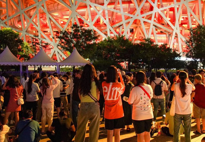 近日，张杰“未•LIVE”巡演北京站在鸟巢开唱，场馆外聚集了上千歌迷“旁听”演唱会。李伟/摄