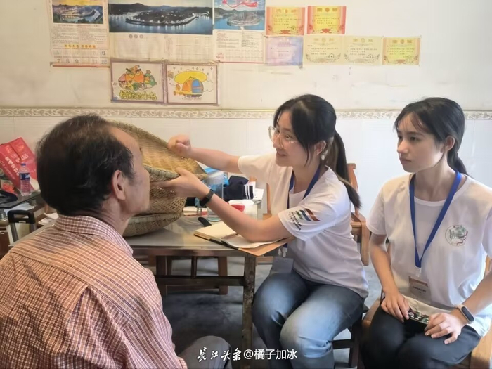▲湖北汽车工业学院“探忆·裕农”暑期社会实践团在湖北省十堰市竹山县了解竹编文化。长江头条用户@橘子加冰 供图