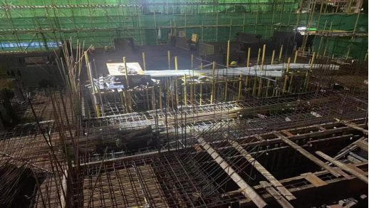 （定向照明灯精准照射施工作业面）