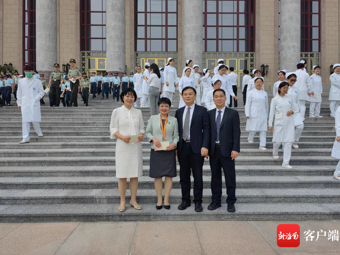 戴着南丁格尔奖章的邢少云（左二）。受访者供图