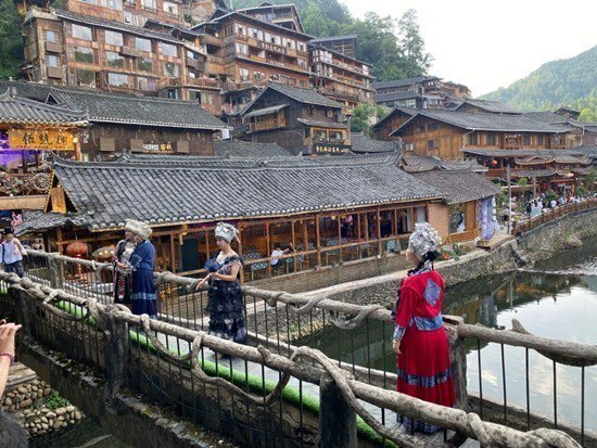 贵州西江千户苗寨，游客热衷旅拍。蓝夜/摄