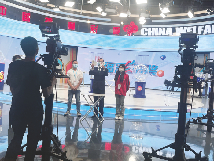 ▲观摩团代表与公证员一起参与抽取开奖球和备用球环节   本报记者林灵 摄