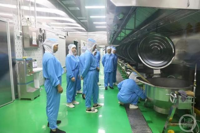 ▲负责配送学生用餐的中央厨房。