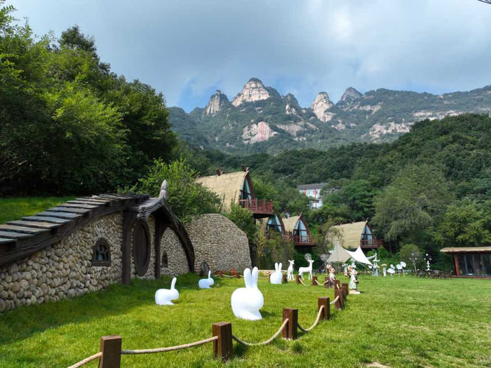 河南省南召县五朵山景区绿树掩映中的云上伴山民宿。王东摄