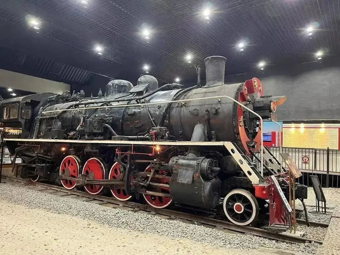 已经退出历史舞台的蒸汽机车。        