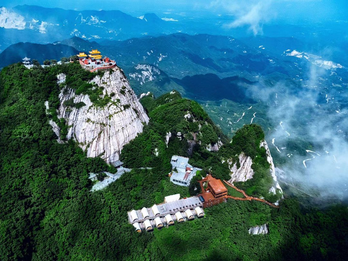 河南省南召县五朵山景区主峰优美风光醉游人。王东摄