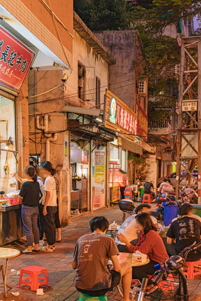 在八角楼消磨夏夜的食客们。