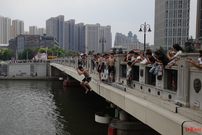 ▲在狮子林桥跳水的市民 付垚 摄