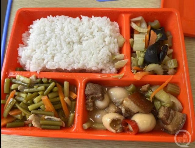 ▲有家长表示，中央厨房统一配送的午餐质量较差。