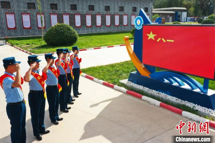 摄近日,位于祁连山下的空军西安飞行学院某场站四站连的老兵迎来退伍