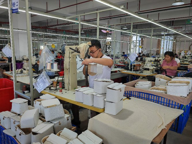 　　在广西瑞喆箱包有限公司，工人在生产出口的箱包。记者　黄庆刚　摄