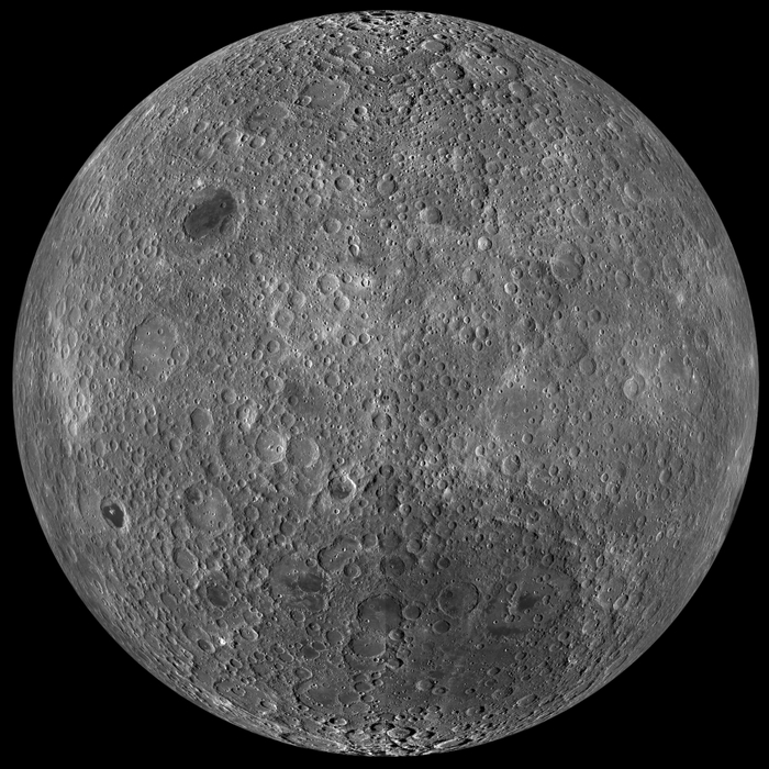 月球正面（左）和背面（右）（图源：LRO）