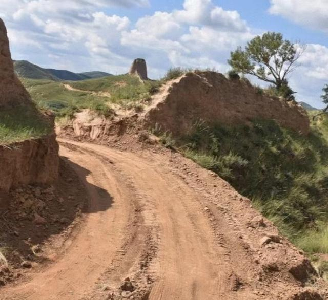 ▲古长城原有豁口被开挖成一个大缺口。图/网络视频截图