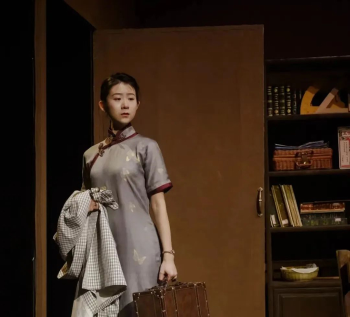 以吴健雄为原型的话剧角色“瞿健雄”/《春逝》剧照