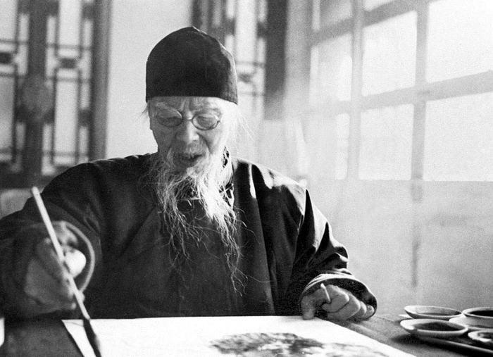 齐白石在作画（资料图）供图：新华/TAKEFOTO 