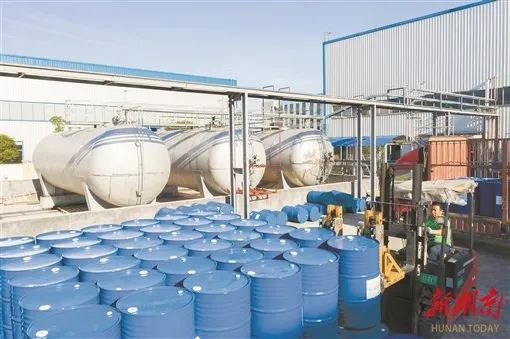 长沙经开区湖南柯盛新材料有限公司，工人将产品运输装车。湖南日报全媒体记者 唐俊 摄