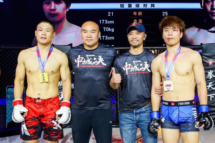 （申城决赛事创办人张勇、联合创办人UFC中国第一人张铁泉为联合主赛选手颁奖）