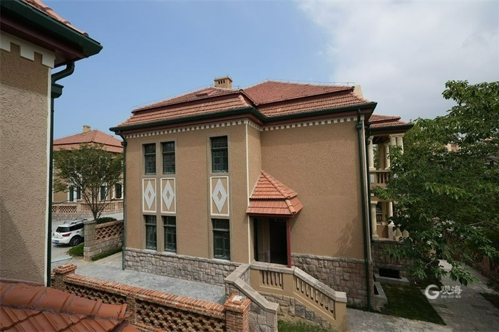 独栋别墅拥有整洁的庭院、精致的门厅、修旧如旧的外貌。