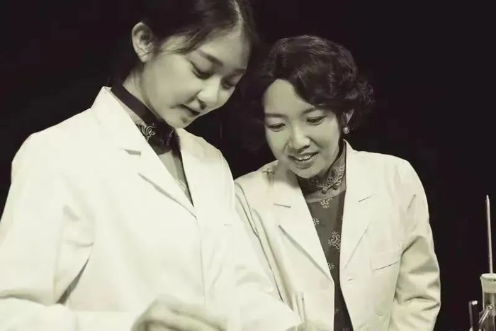 以吴健雄为原型的话剧角色“瞿健雄”（左）/《春逝》剧照