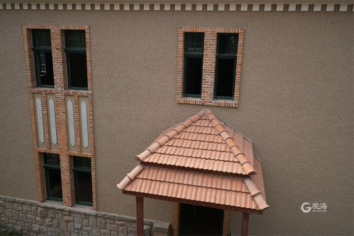 窗户、屋瓦等也尽量保留原版款式。