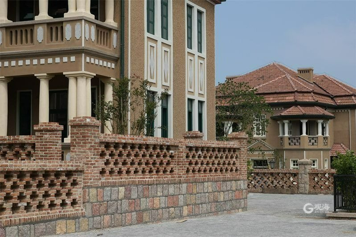 红瓦黄墙、亦中亦洋的别墅建筑。